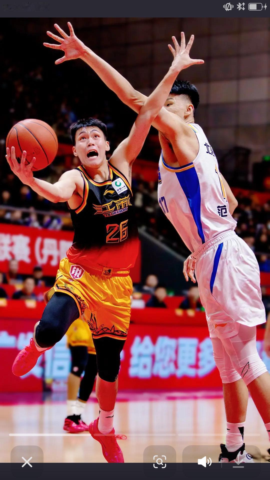 随着世预赛窗口期中国男篮国家队阵容公布，小将庞峥麟首次身披国家队战袍，为国出征国