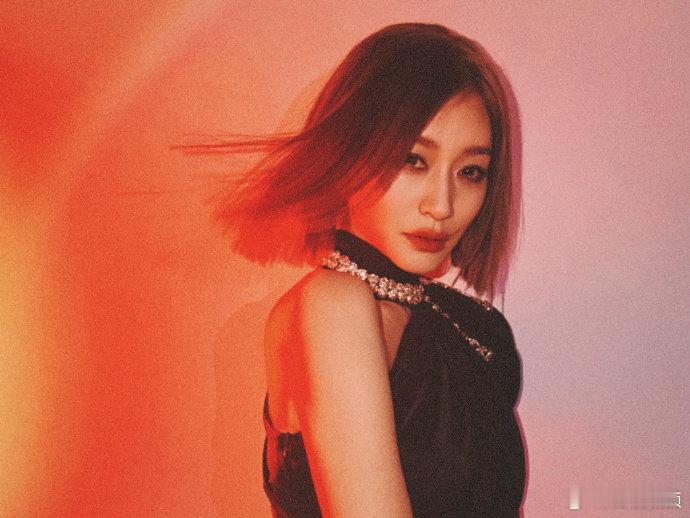 李小冉说郭京飞我有你媳妇微信有鲍莉微信又如何，郭京飞丝毫不畏惧，主打一个身正不怕