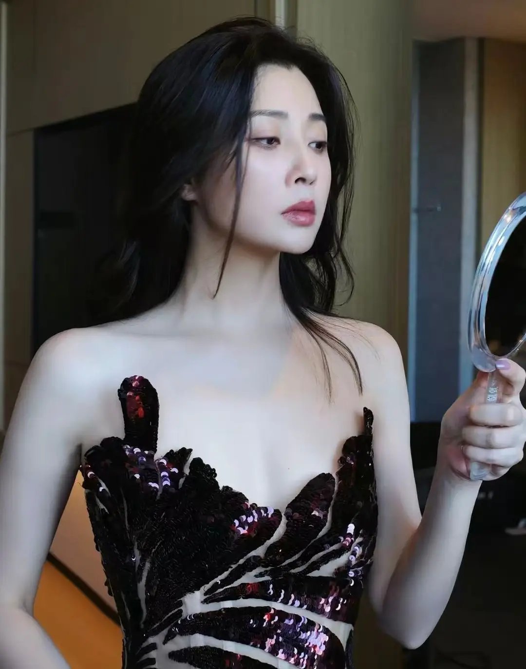 46岁殷桃现状：丈夫入狱前已离婚，至今单身没孩子活的很潇洒 