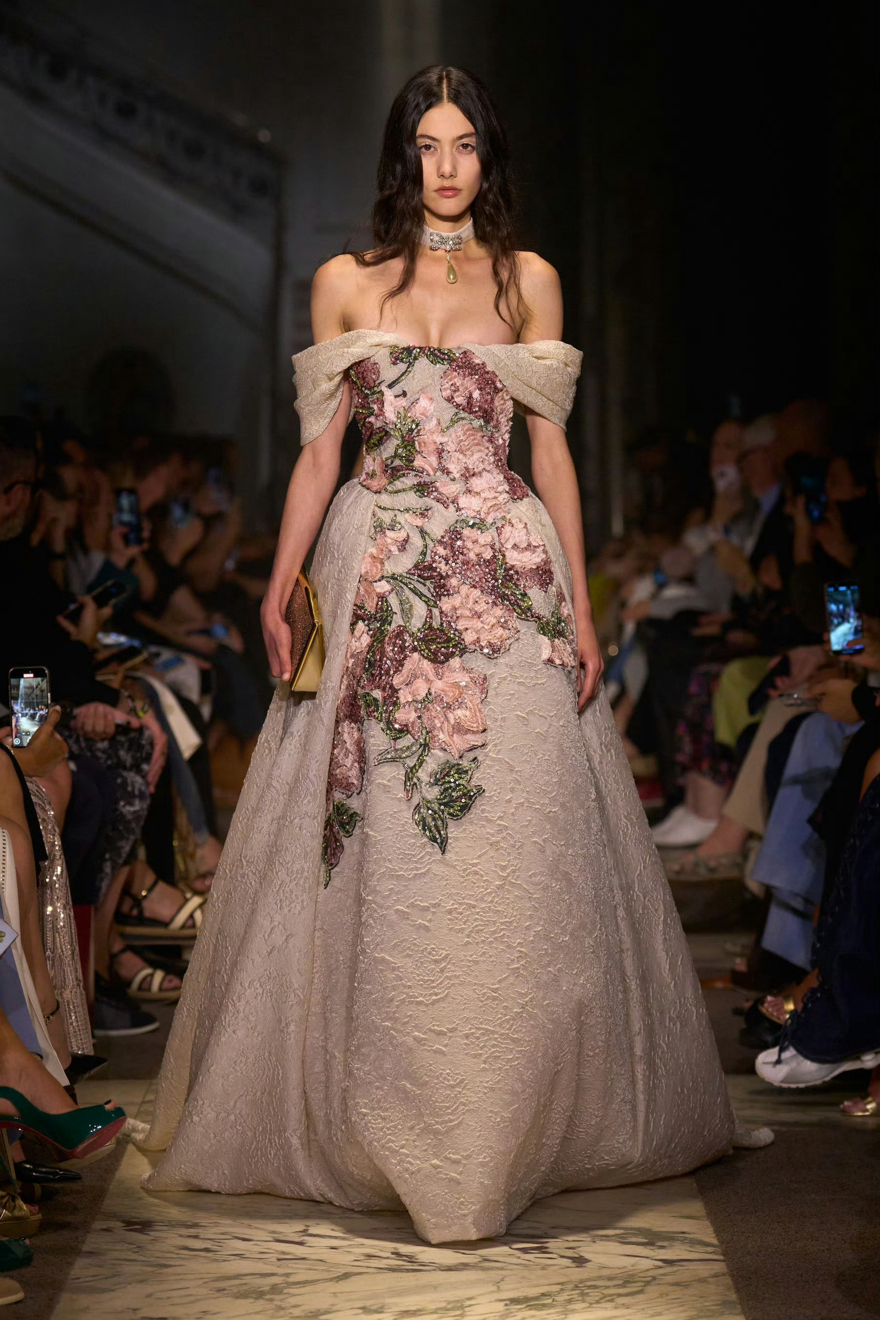 不负责任的个人猜测[doge]上海那场Elie Saab + BvlgariLA