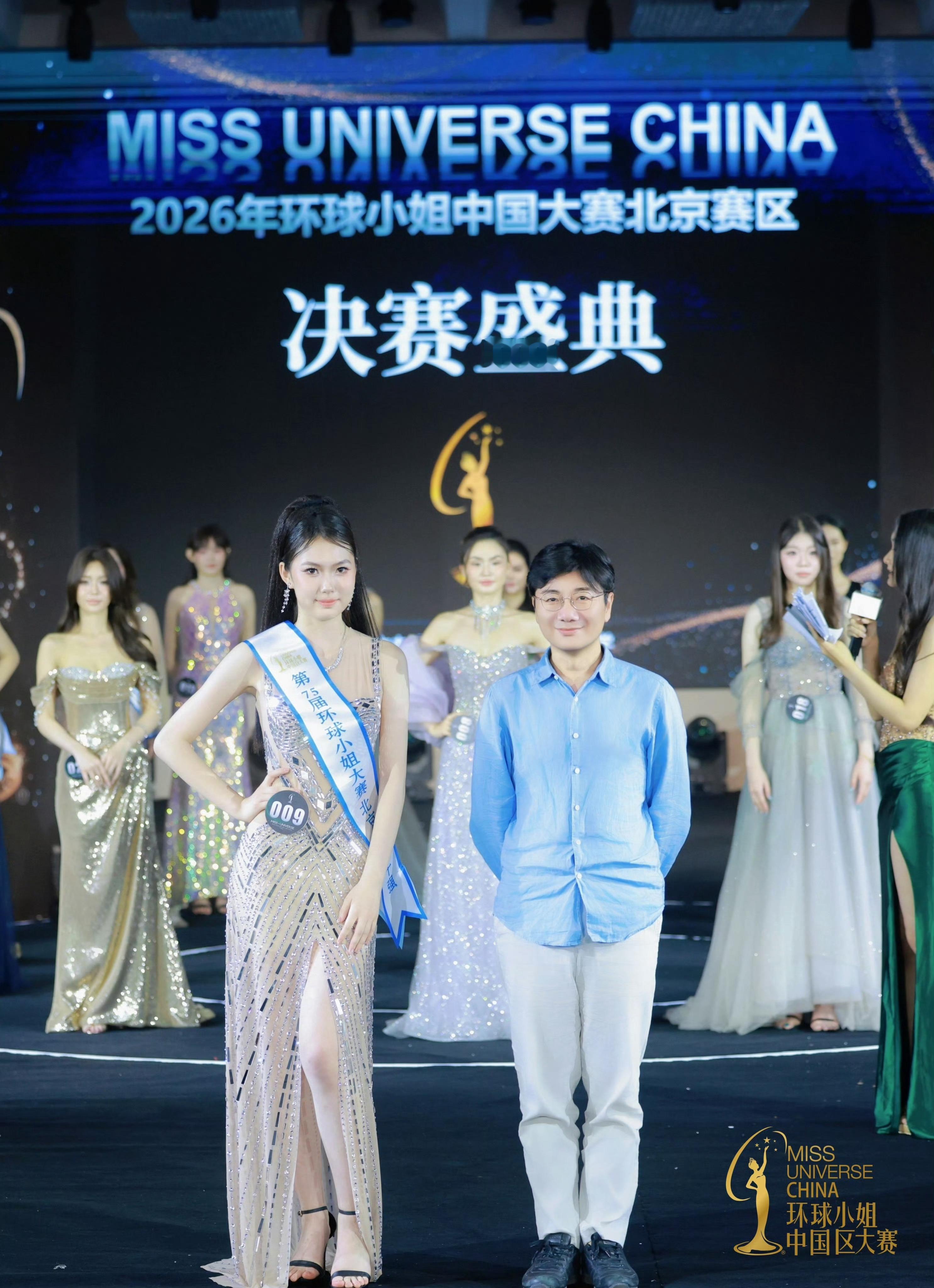 姜广涛为躲雨误入选美圈姜老师怎么会在这里？次元壁又破啦～ 