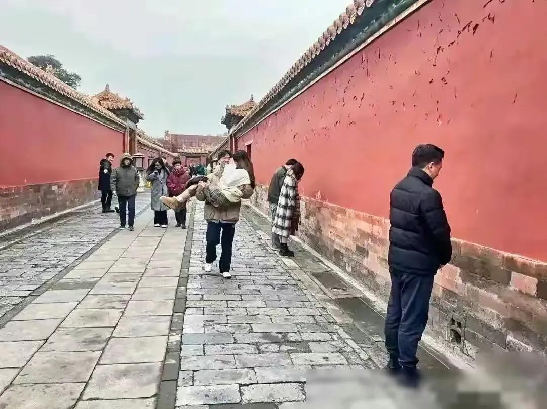 随地大小便，素质太差了，还有那个女的