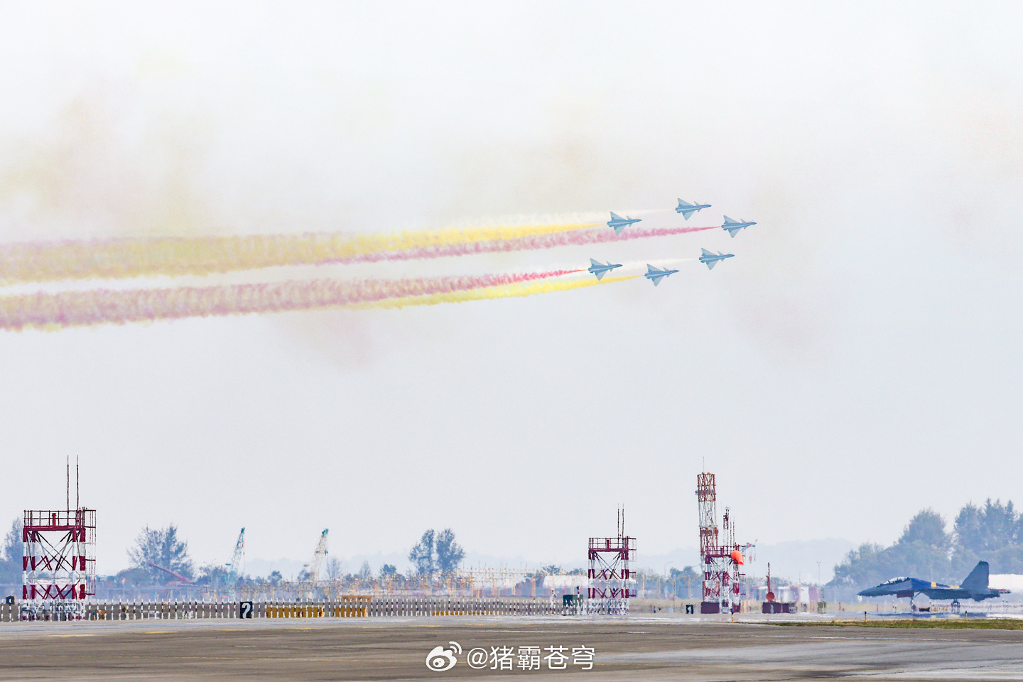 2026新加坡航展中国人民解放军空军八一特技飞行表演队，在新加坡樟宜机场进行了飞