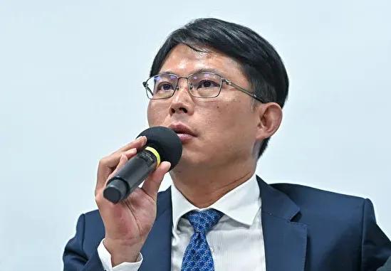 徐欣莹否认做出承诺后，黄国昌回应来了，直指说话不算话已经很离谱了，如果还要继续公