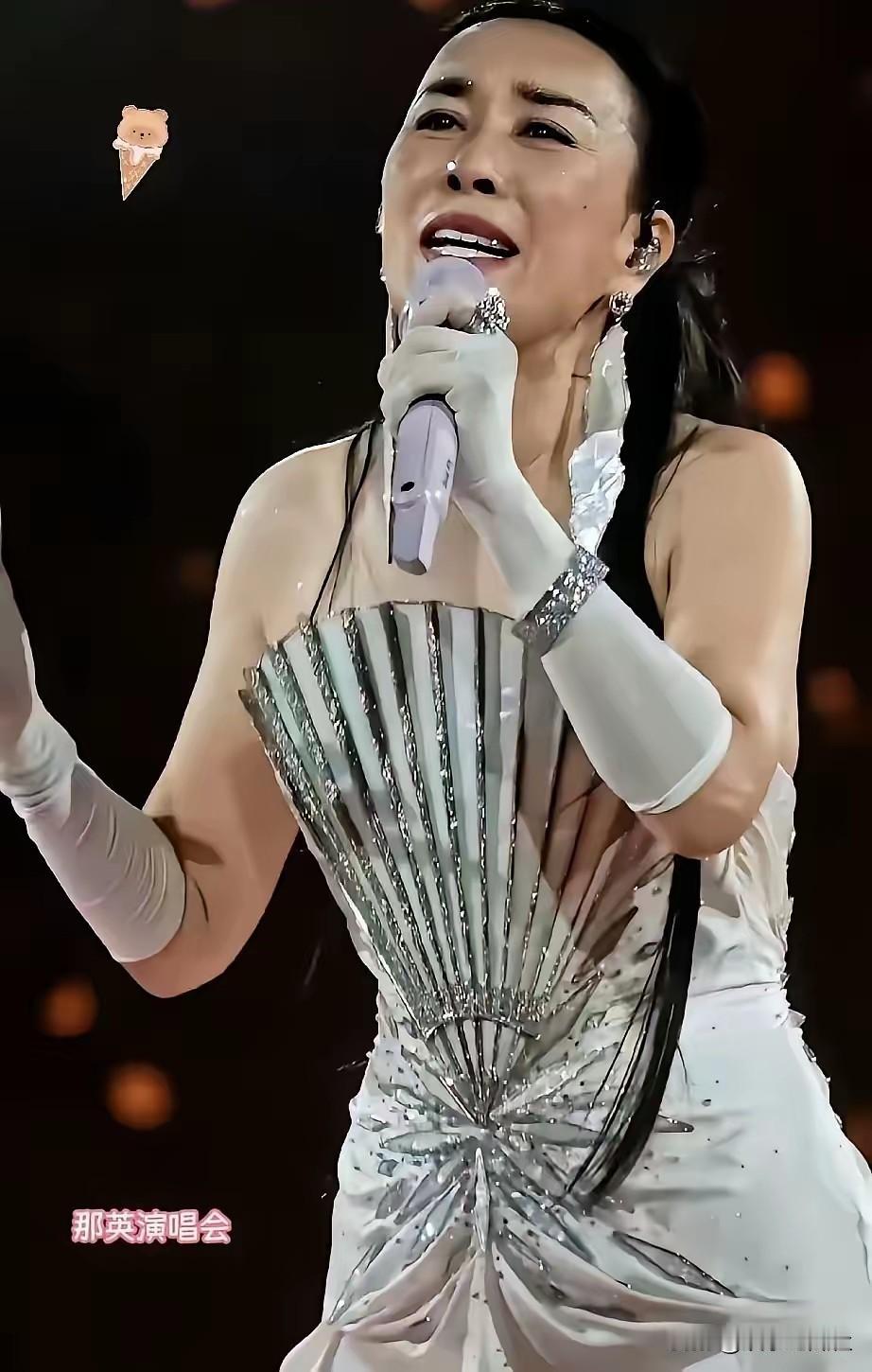 同价两场演唱会接连上演，那英凤凰传奇现场反响大不相同
 
一边是那英北京演唱会圆