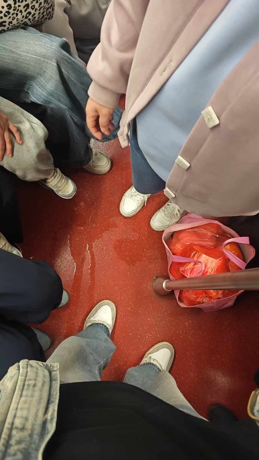 刚上地铁正开心有座呢，看到一个大妈抱着孩子，我给人家让座位了，大妈说给哥哥打招呼