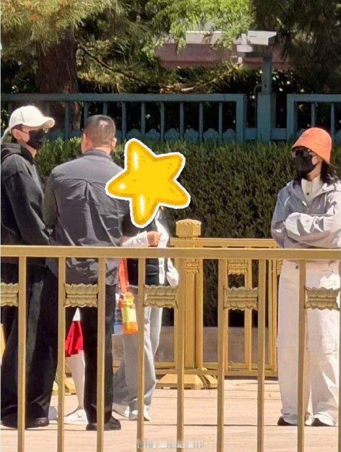 网友偶遇张杰谢娜去天安门 有网友偶遇张杰谢娜一起去了天安门。 