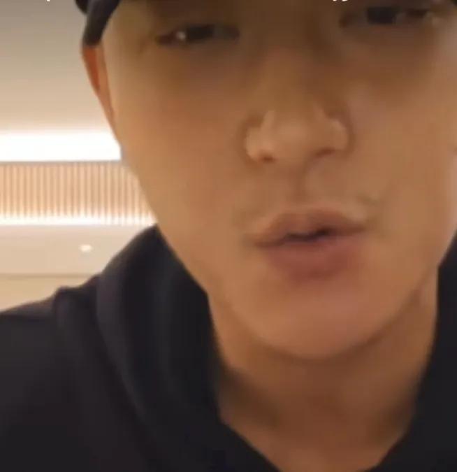 黄子韬，忍无可忍！

6月27日晚上，黄子韬在直播吃晚饭，当天他素颜出镜，嘴巴上