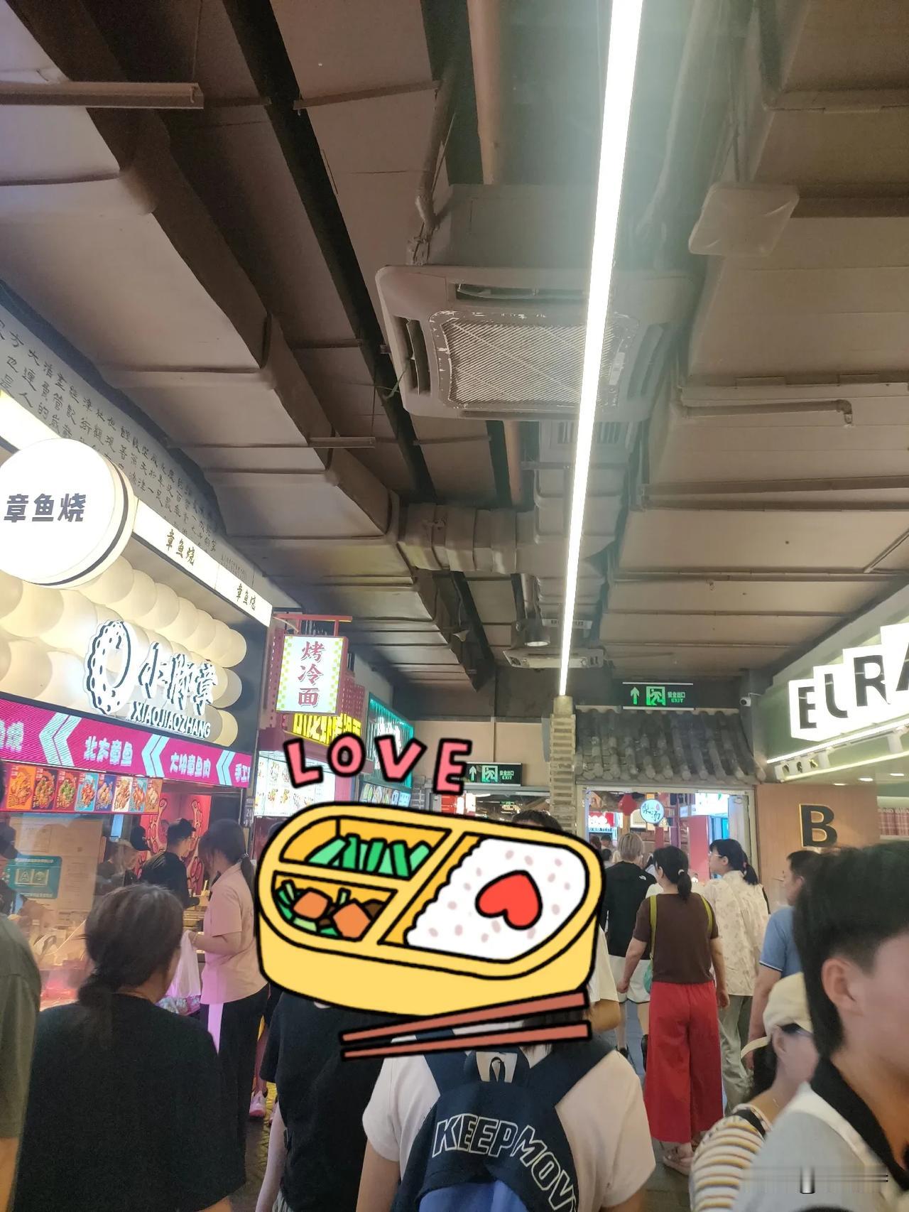 大连中央大道夜市一直都是人最多的，里面全是年轻人条条街，好吃的也多，都不知道买啥