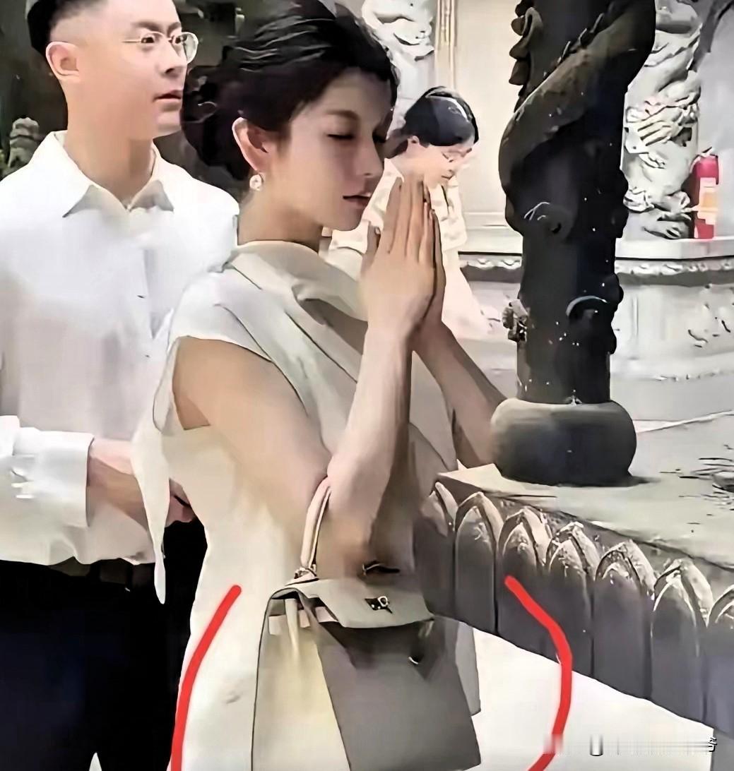 挎着20万多块钱的爱马仕Kelly包，身边陪伴着丈夫仪表堂堂，她不缺爱，也肯定不