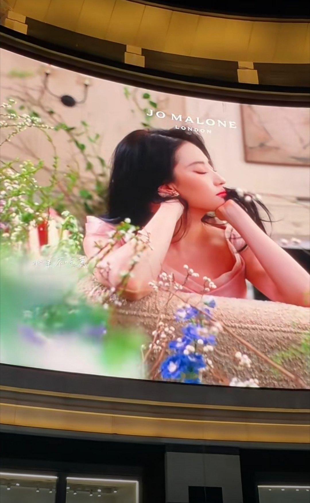 西湖刘亦菲祖玛珑大屏，祖玛珑也投得好多