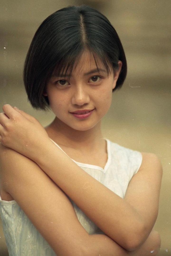学生时代的高圆圆清纯灵动，满脸青涩元气满满，妥妥校园白月光模样。 