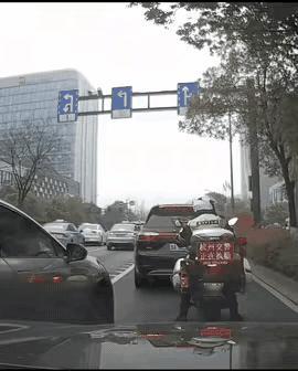 好家伙，你是不是以为他是个外卖小哥