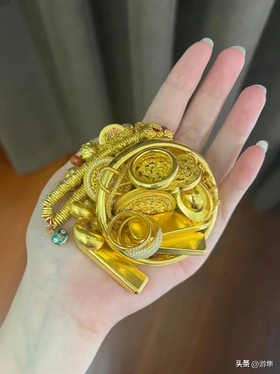 老回收人十年忠告：手机里的黄金，别急着卖
 
做黄金回收十年的父亲，在金价逼近每