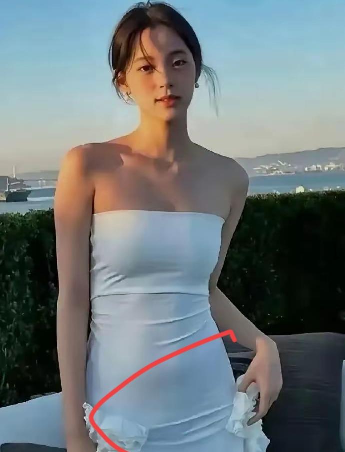 真的太不可思议了
欧阳娜娜那么那么瘦
居然还有小肚子
我们普通人
有个小肚子
也