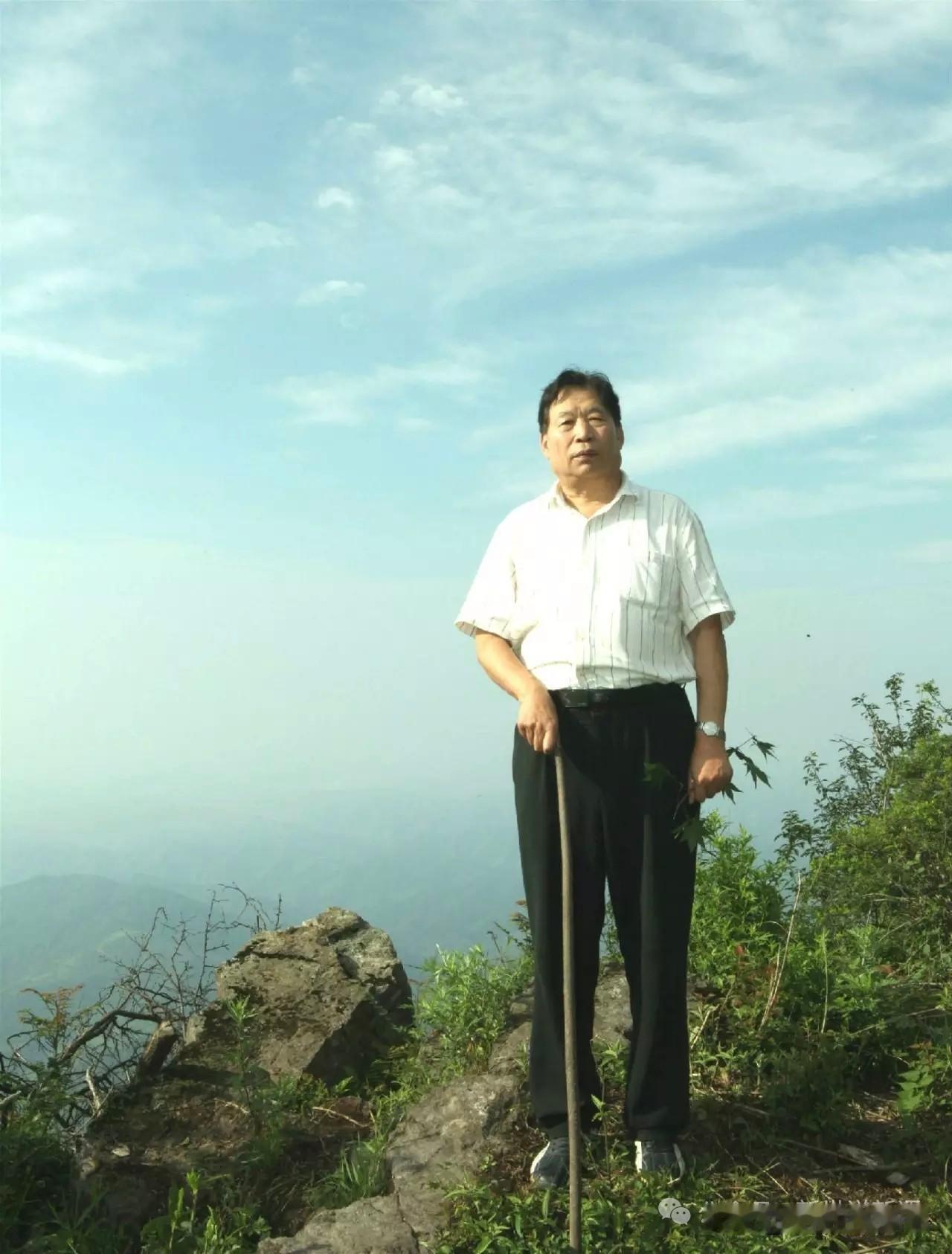 原河南省委常委、省委政法委书记张世军，卢氏县沙河乡留书岭村人！有人赠楹联：主政锄