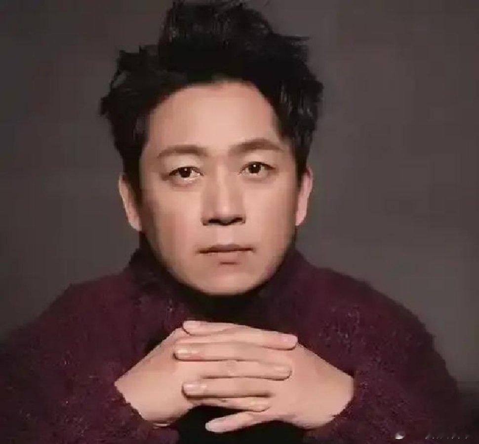 潘粤明亲口说，赚不到钱了。不是哭穷，是饭碗快端不稳了。2026年3月，他穿着绿T