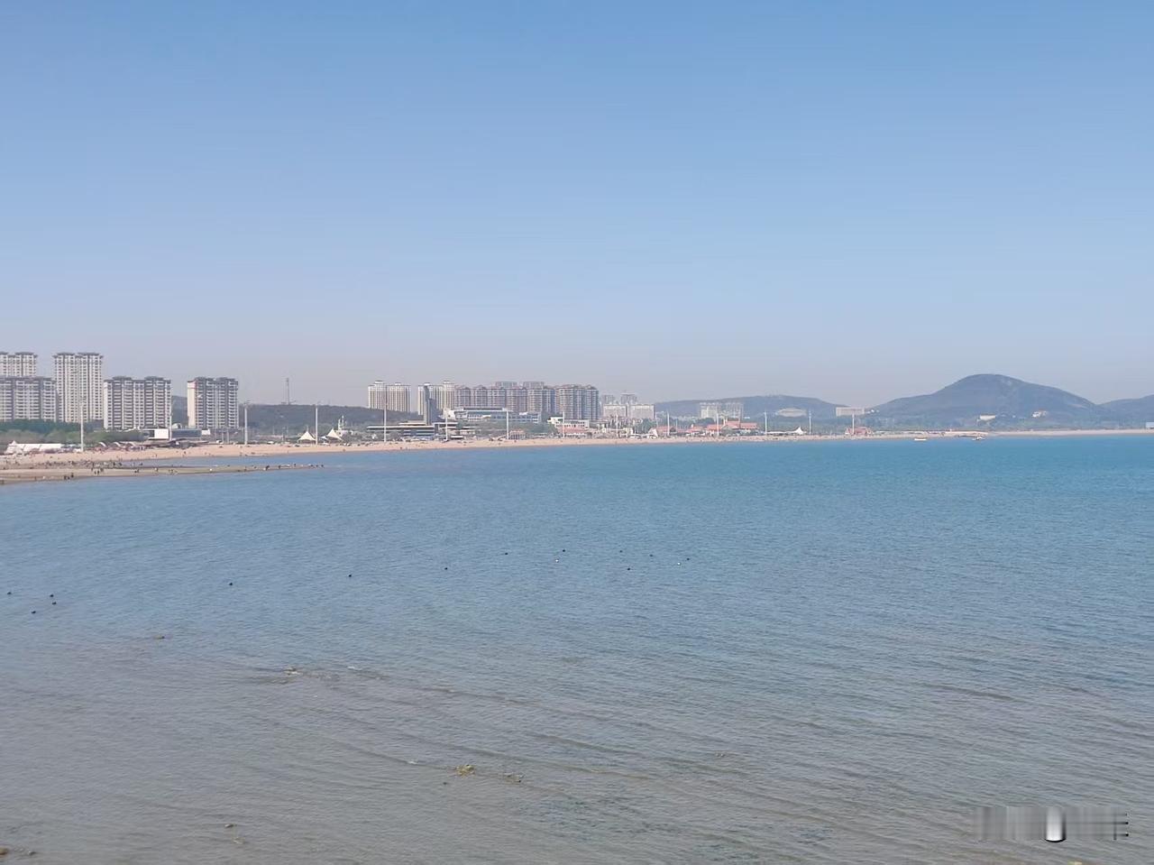 海边的照片，我的手机相册里还是有好多的，因为葫芦岛就有海，每次去海边或路过海边都
