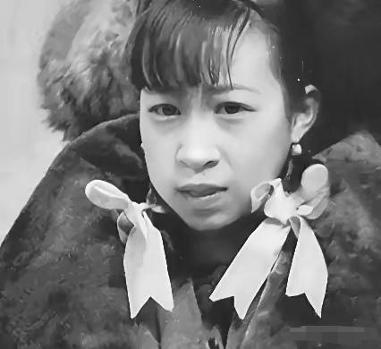 1945 年，杨森最漂亮的九姨太蔡文娜正要睡觉，突然发现 20 军军长夏炯，出现