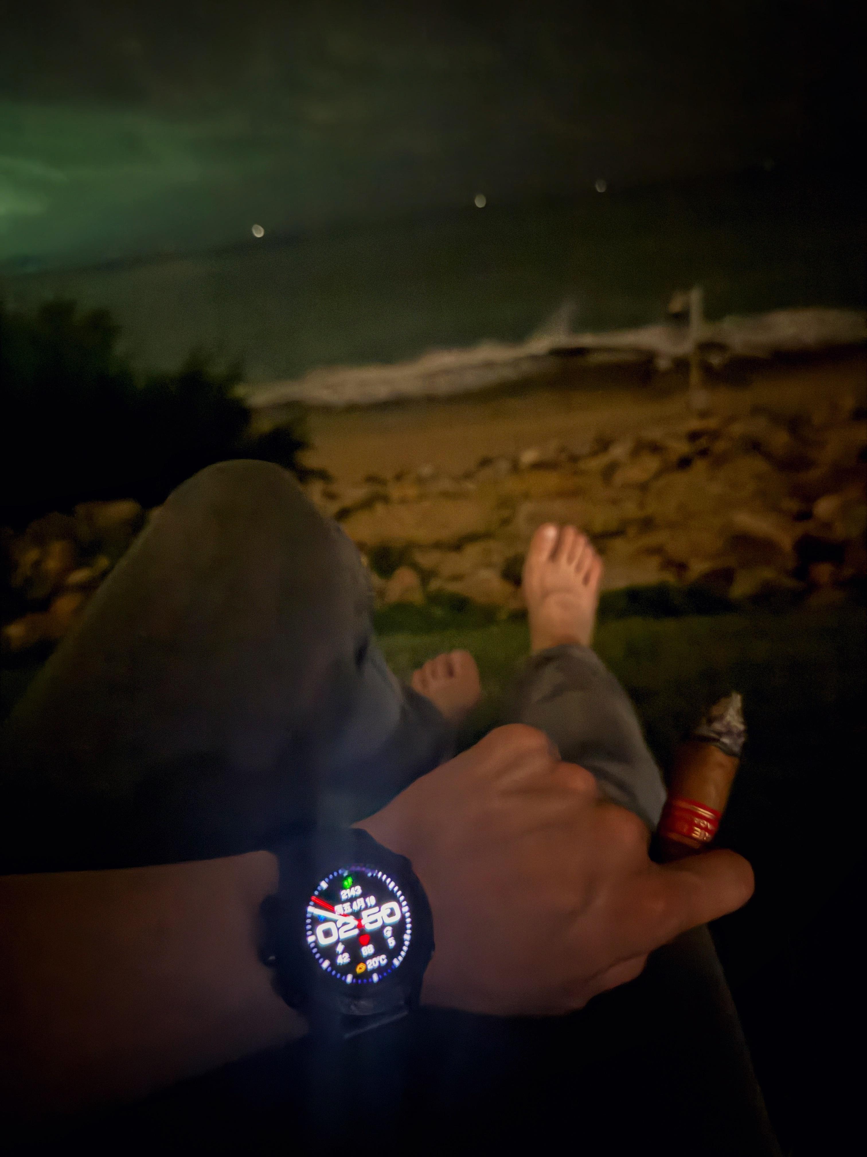 昨夜时光非常高质量，早上能睡个懒觉就完美了。今天有个挺酷的片子上线，各位冠军喜欢