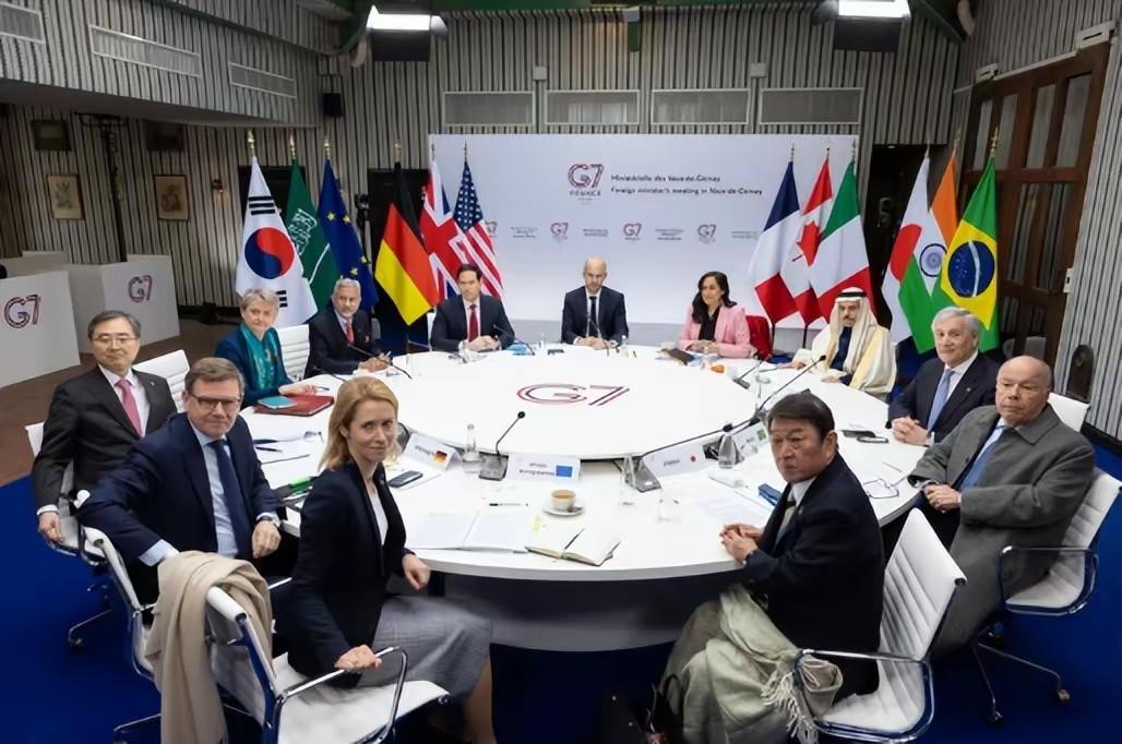 这几个外长坐在一起，讨论的话题，肯定又是怎么打压我们国家，怎么限制我们的经济发展