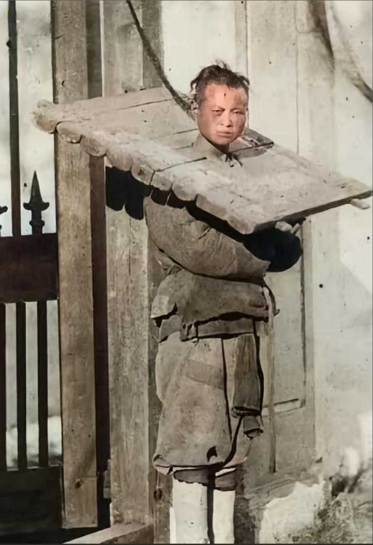 1872年，大清监狱的一个角落，这名囚犯的辫子，被死死绑在木桩上，他站不了，蹲不