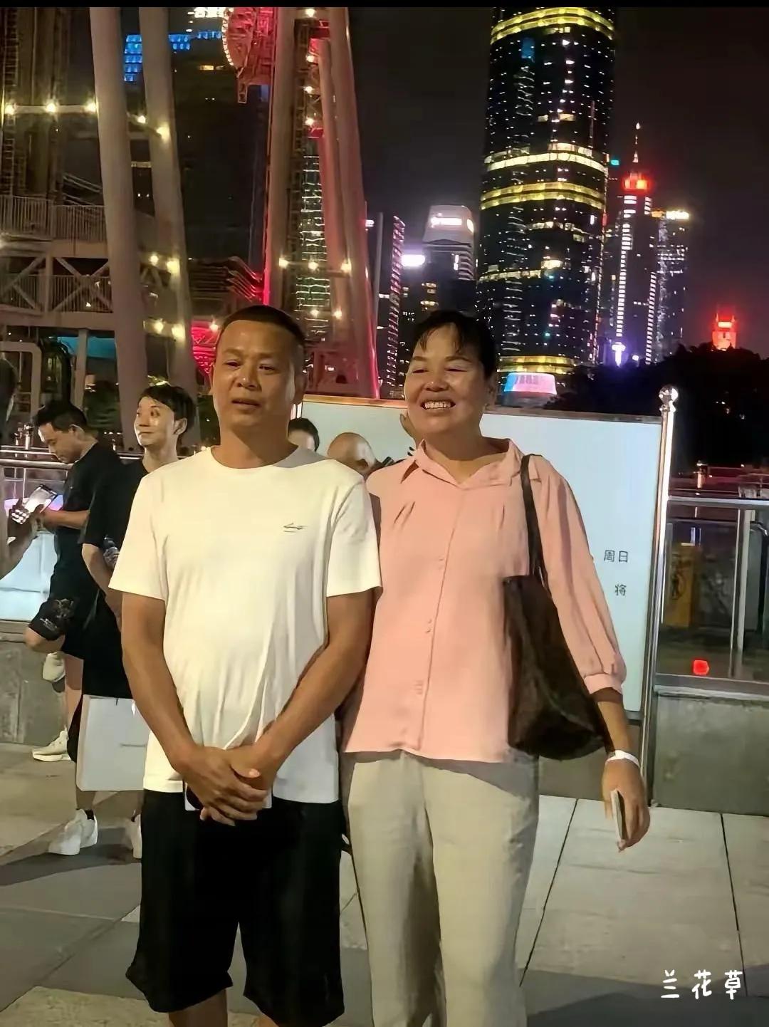 站在广州塔“小蛮腰”下面留影的全爸全妈，露出乡人憨厚的笑容。
全妈手腕上还戴着医