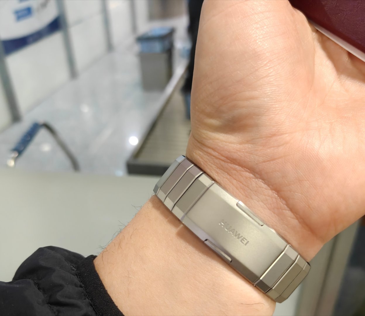 太尴尬了，准备去马来西亚待几天因为续航强换了很久没戴的华为手表不用单独带充电器能
