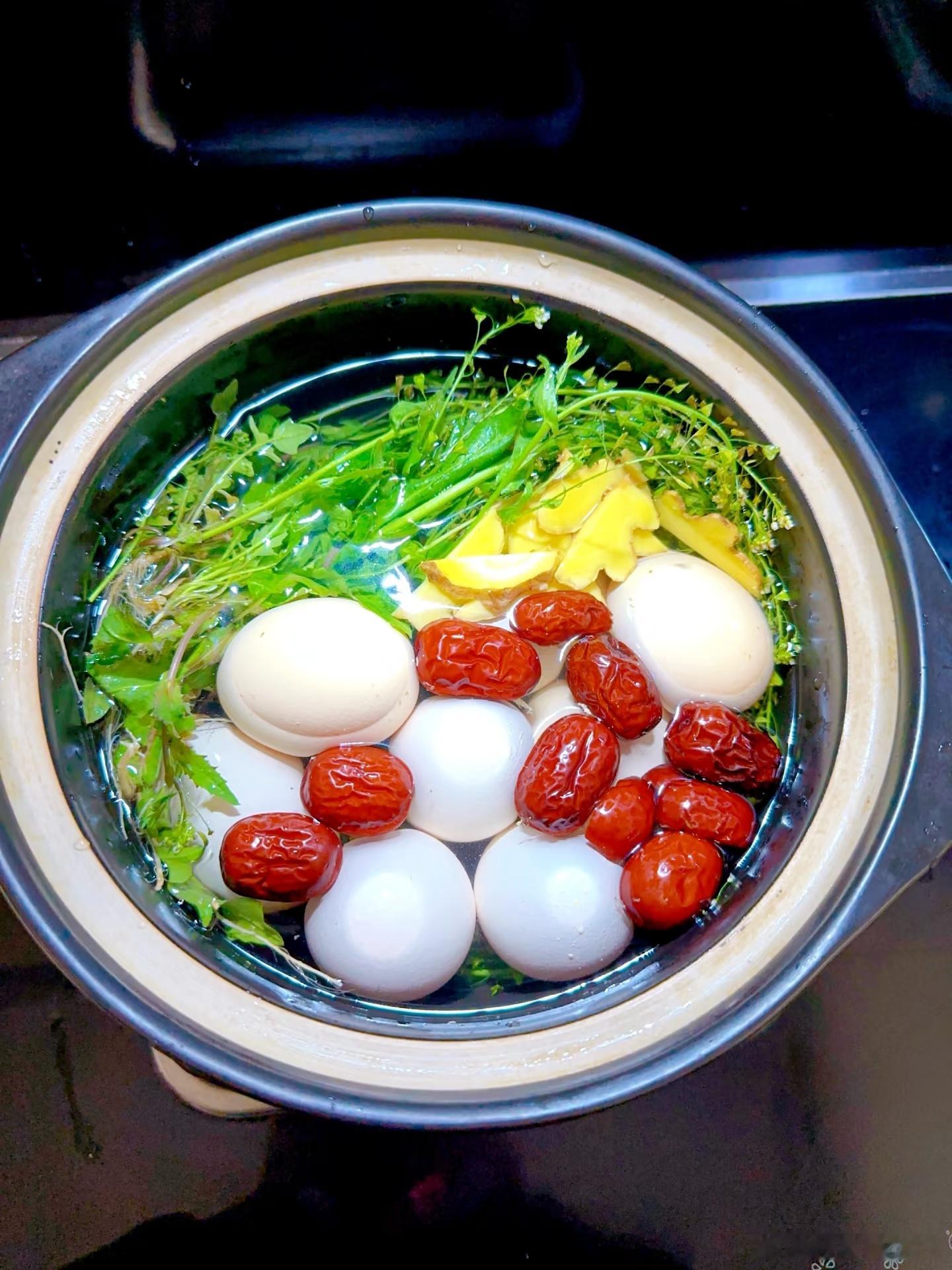 今天三月三，荠菜煮鸡蛋🥚你吃了吗？荠菜的特别之处在于：既能祛寒，又能祛热，祛寒