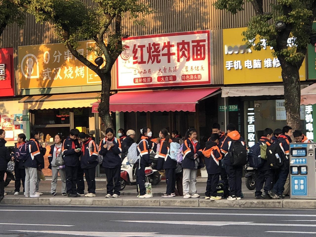 上海街头的学生数量比起20年前似乎少了。真正要明显减少得到2021年出生的孩子上