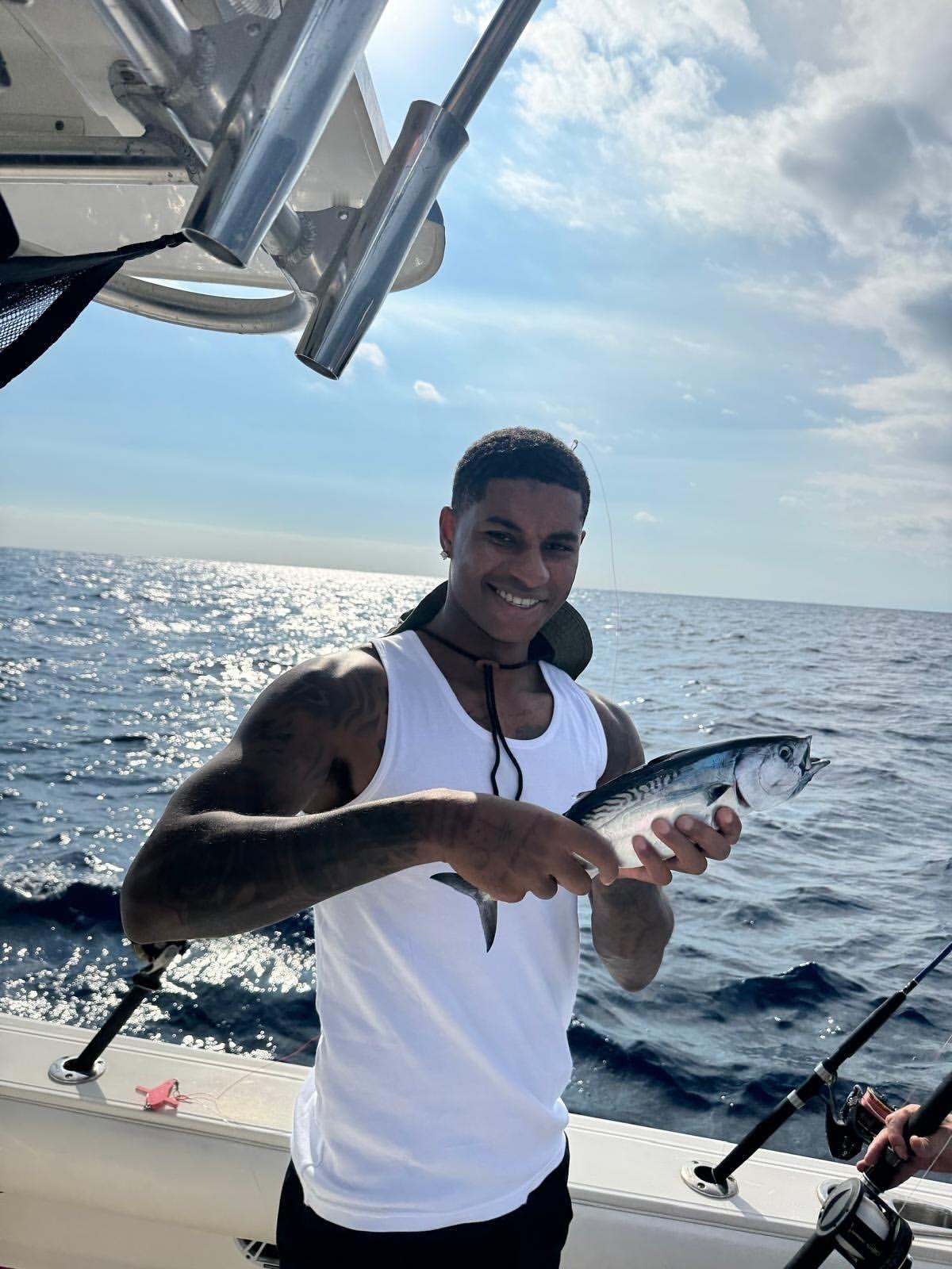 拉什福德利用假期去钓鱼🎣😎欧冠联赛热点现场巴萨 ​​​