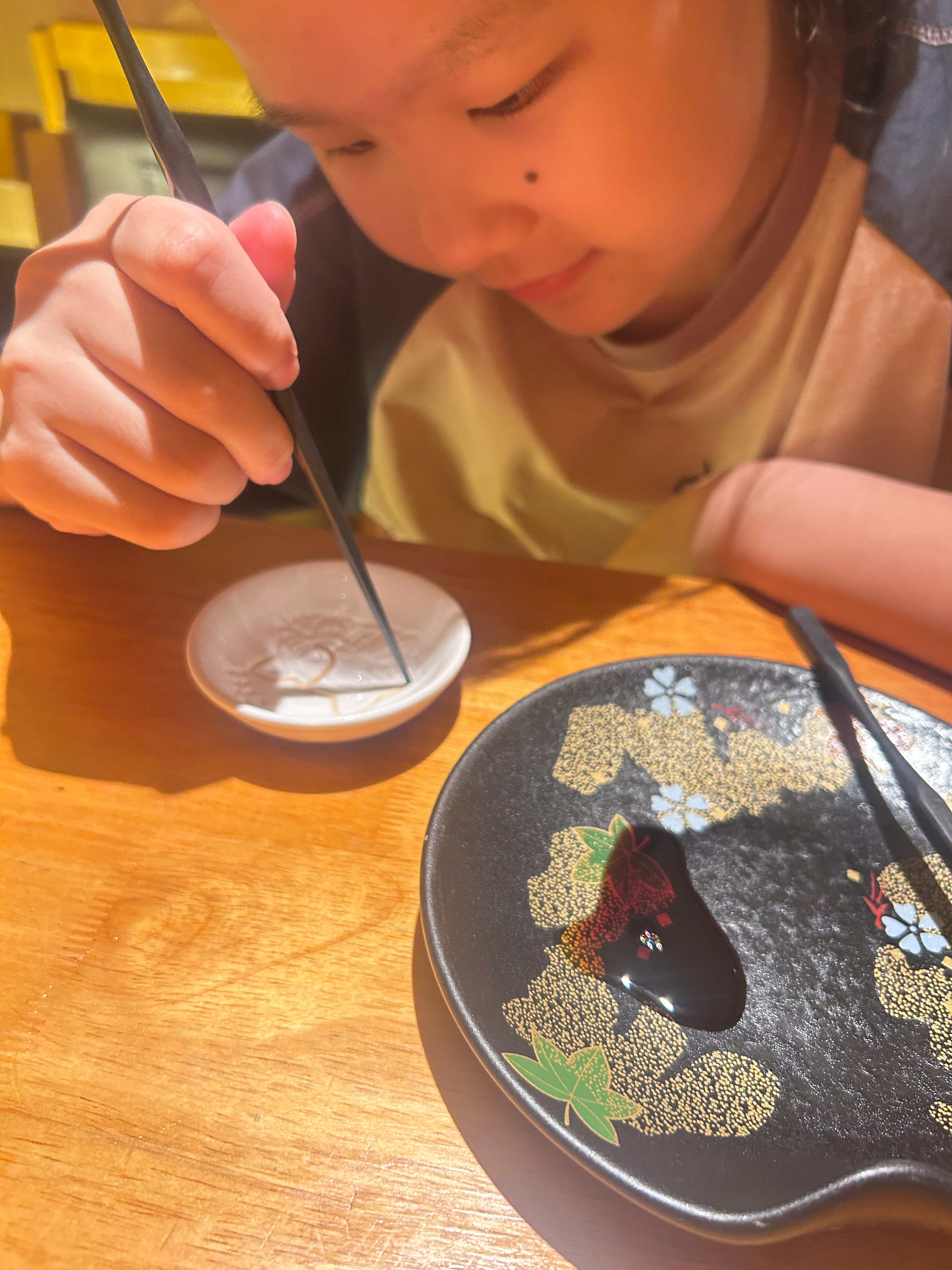 没手机小孩无聊怎么办别理ta自然自己能找到解闷办法碟底有凹陷图案 用筷子蘸酱油 