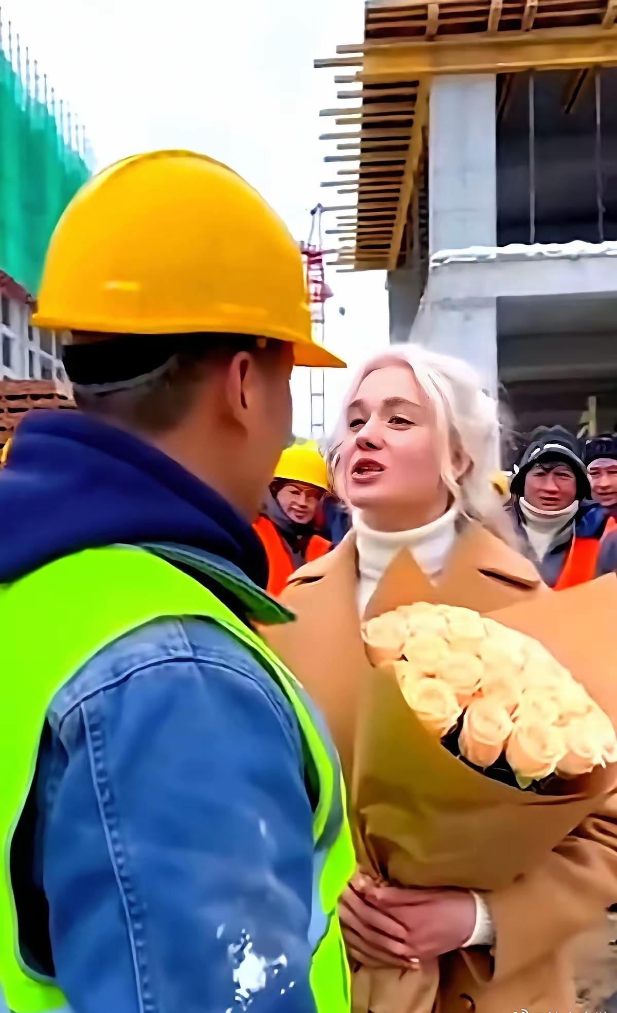 俄罗斯库尔莫斯一金发女郎向中国建筑工人求婚，她高喊我不要财理只要你，小伙子来自安