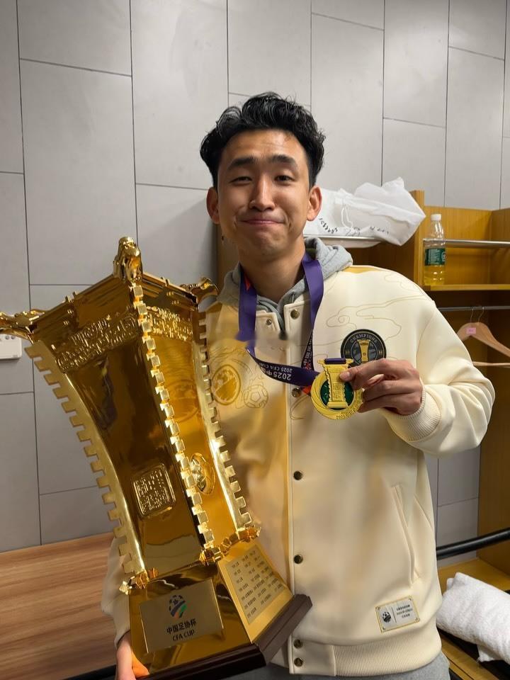 北京国安北京国安 张源更新社交媒体：“我的第一个冠军🏆” 