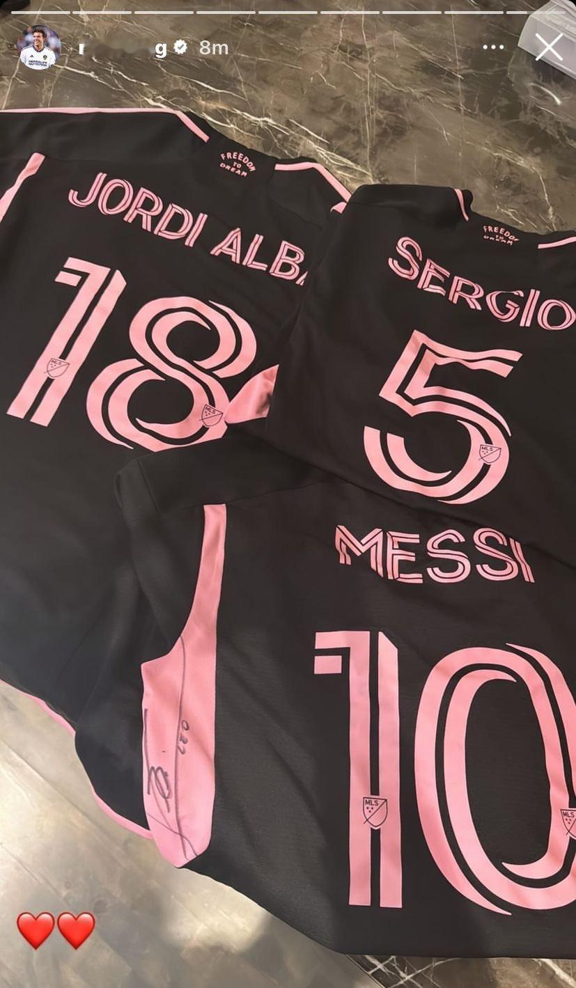 【羡慕了[哇][哇][哇]】普吉赛后拿到梅西、阿尔巴和布斯克茨的球衣并Ins晒出