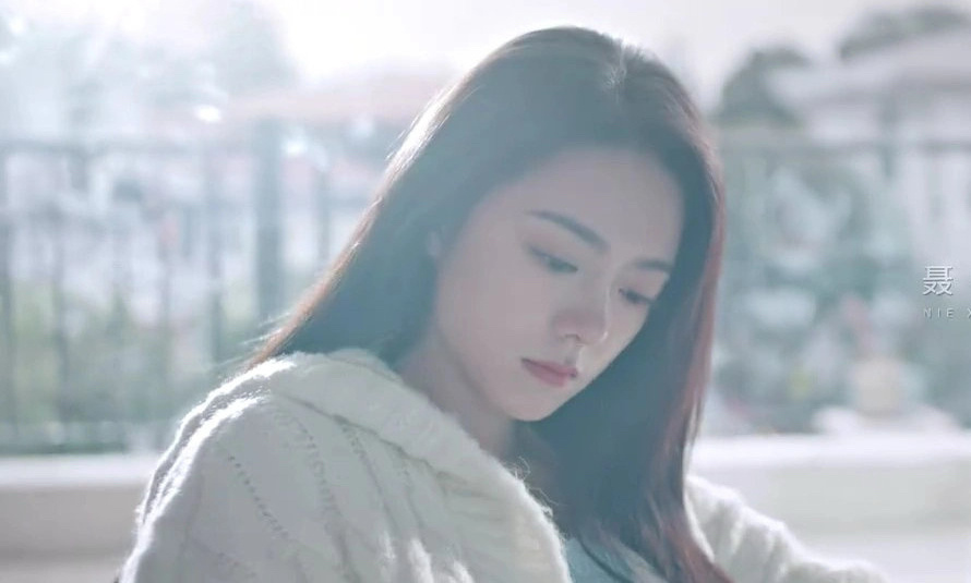 骄阳似我 光污染 壁垒陈宙飞，很久没见这么拉的运镜和灯光处理了，放眼望去白茫茫一