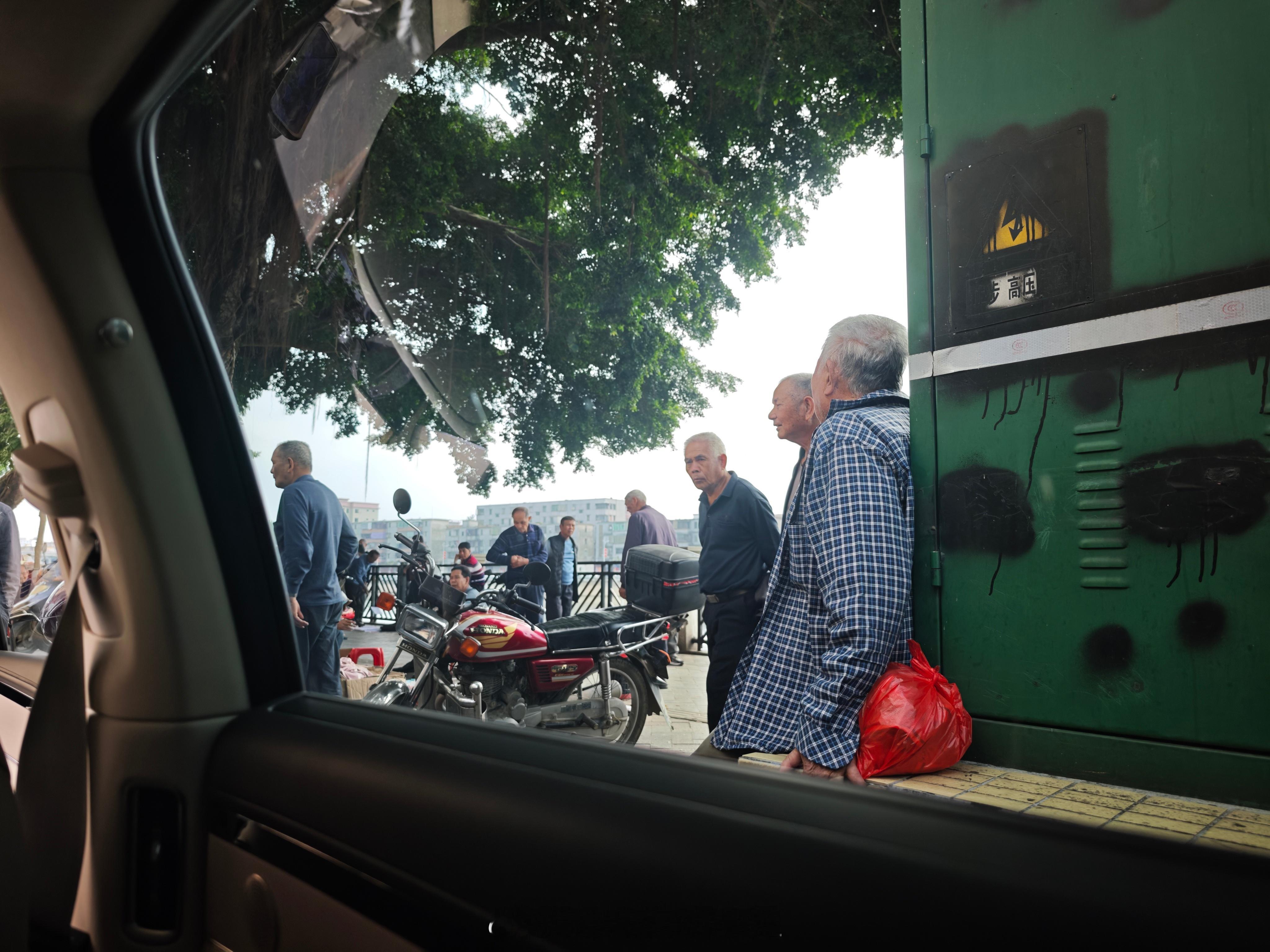 全民拍车 可能是这台红色享界s9t太扎眼了~停到哪都会被街坊们围观