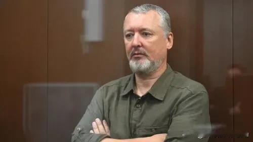 被俄罗斯关押的所谓“前顿涅茨克防长”斯特列尔科夫要求上乌克兰前线，他在法庭听证会