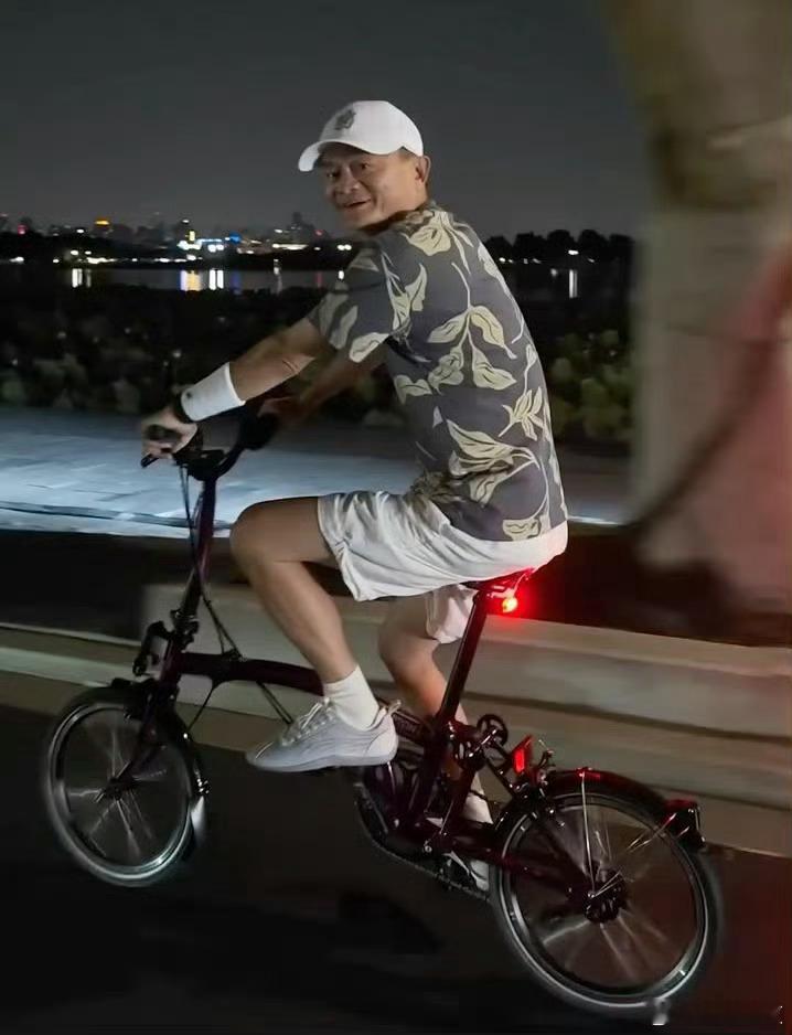 马云现身在西湖骑行，状态看着比之前好多了。 ​​​
