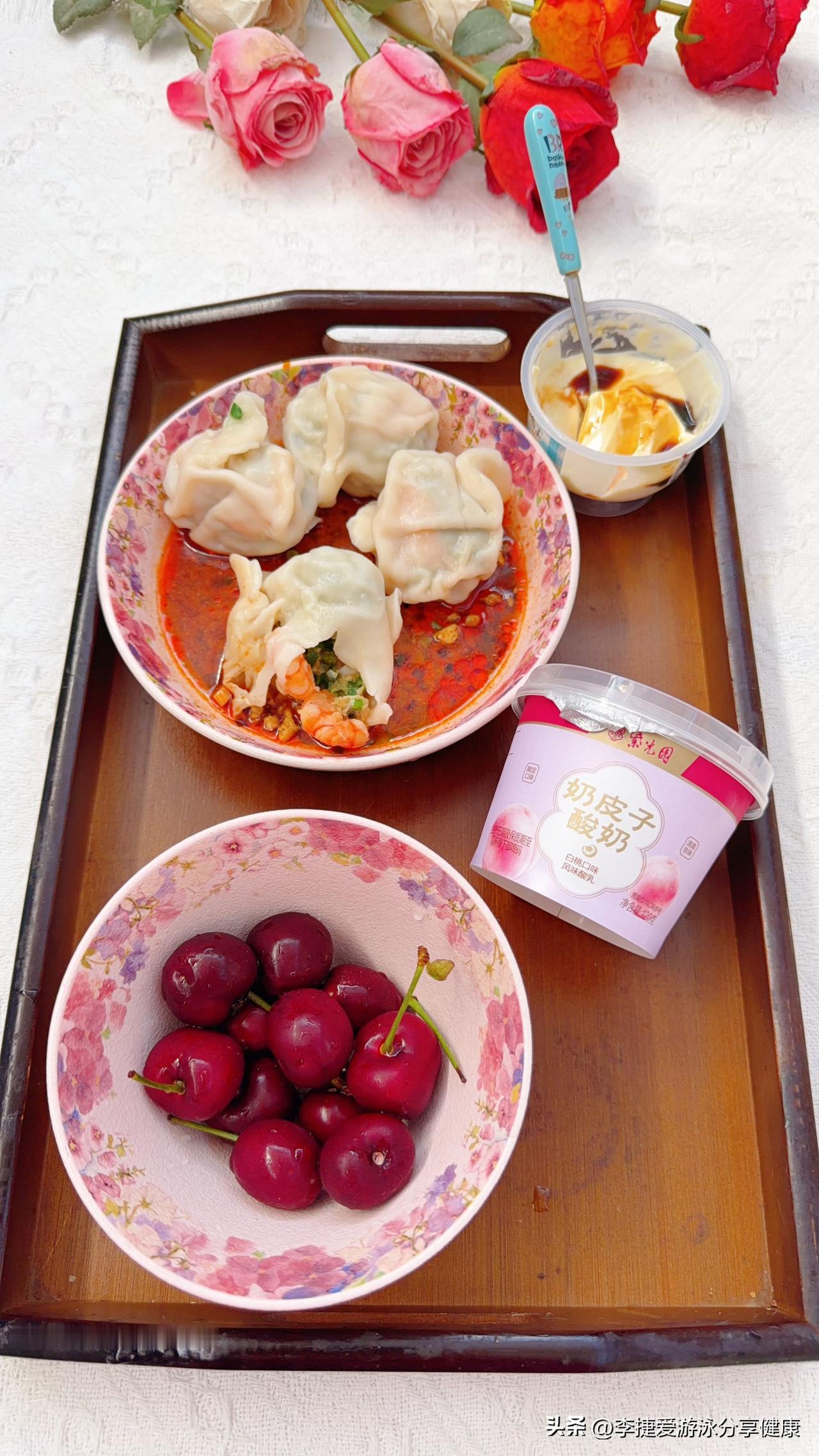 四个青岛大虾三鲜馅饺子，樱桃，布丁🍮，紫光园奶皮子酸奶。