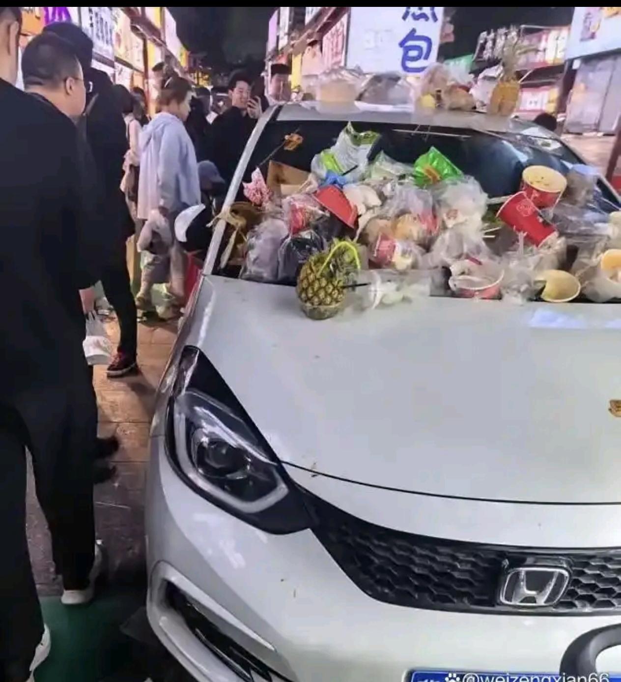河北，一名男子跨省自驾出游，他把车停进停车场后就独自闲逛，没想到他傍晚接到通知回