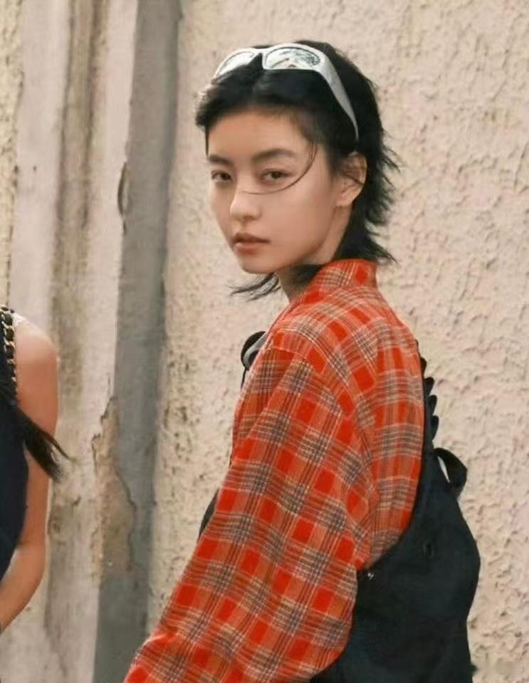 孙美林短发杀伤力 好多清冷美人留长发好看，剪短发容易违和，孙美林完全相反，层次短