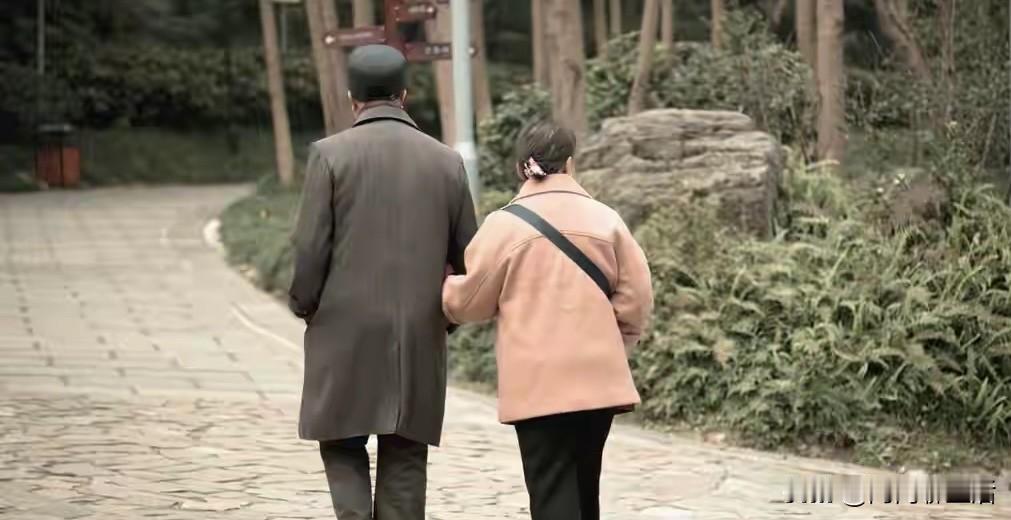 农村老人月养老金100多块：他们的晚年靠什么撑？城里老人跳广场舞，农村老人70岁