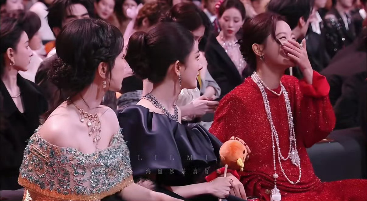 杨幂内场热聊握手好忙是实力也是证明做到这个位置上，再多的繁忙也是照亮前方旅途的星