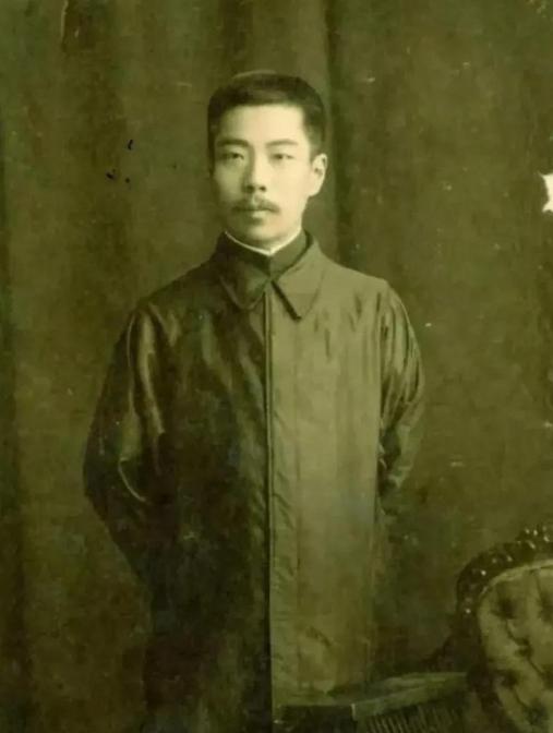 周作人听到敲门声，起身走到院里，李如鹏拿出枪，对着他当胸一抢，周作人闻声倒下。
