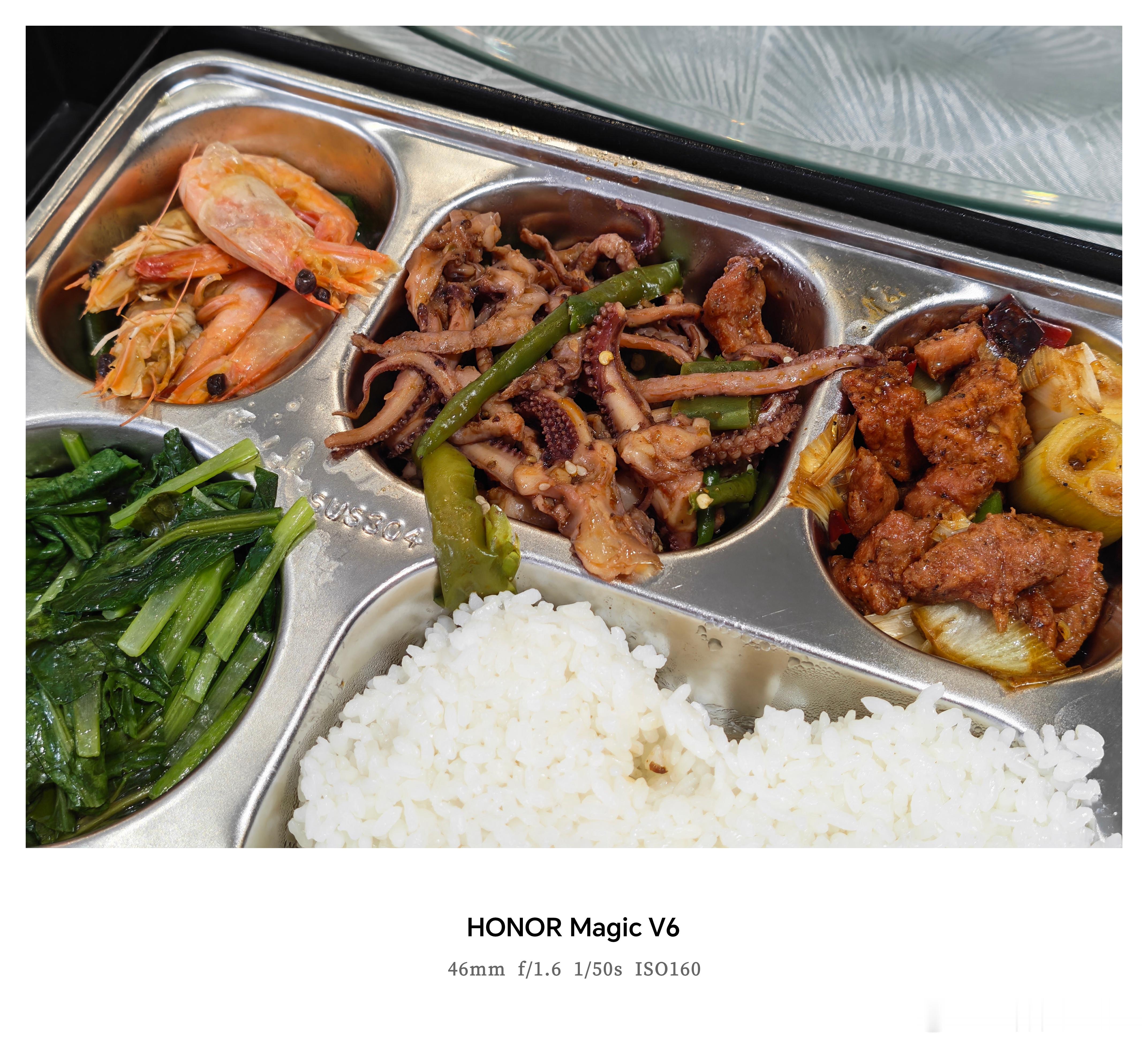 都来横店了，谁不想急头白脸的，整一顿剧组的盒饭？？？瞅瞅这伙食，今天我高低得是个