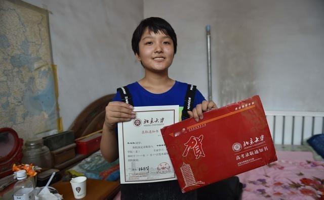 寒门学子王心仪：一篇“感恩贫穷”火爆网络，高考707分清北争夺
王心仪2000年