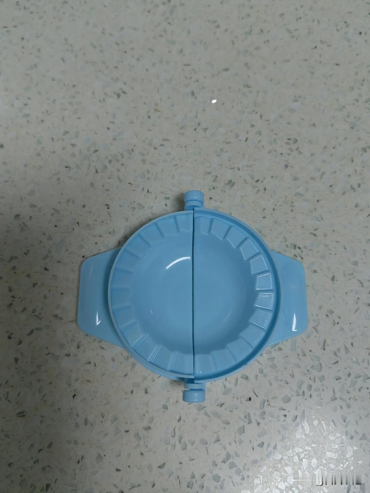 网购这些厨房小物品，纯粹交了智商税！
图一用这个小玩意包饺子根本包不进多少馅，还