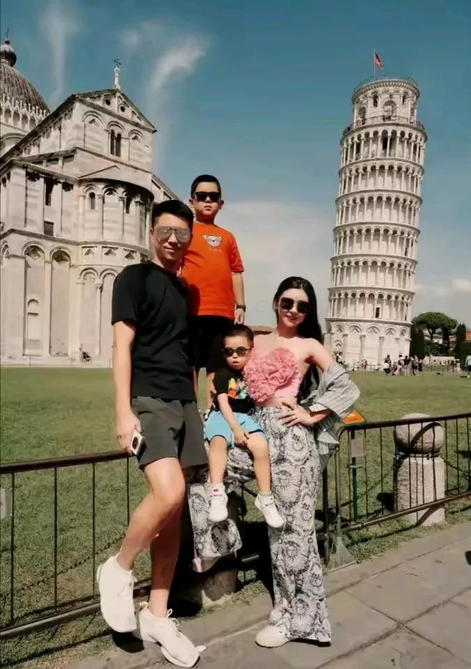 嫁给王雷之后就默默无闻了，但是没有人不羡慕她。在事业上升期选择回归家庭，这种做法