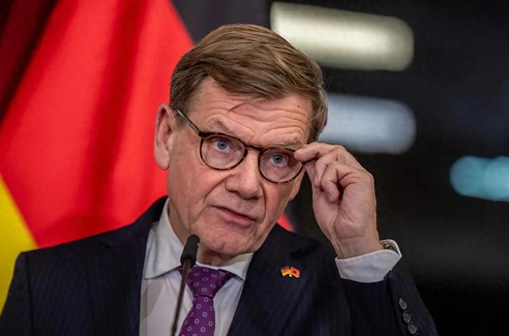 德国外长这么讲，说明他的奴性已经根深蒂固，没法再站直了，只能拿鞭子抽。

202